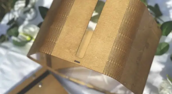 Urne plexiglass mariage en bois gravé, avec une fente pour les vœux. Parfait pour une décoration champêtre.