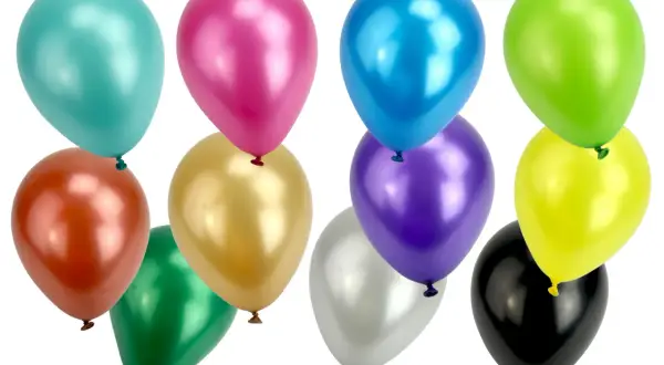 Un assortiment de ballons de baudruche colorés, prêts à égayer une fête.