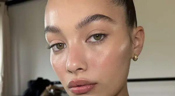 Maquillage naturel pour un mariage nude : peau lumineuse, sourcils brossés, lèvres douces. Un look frais et élégant.