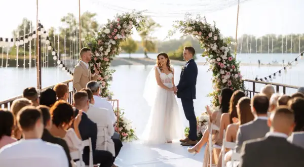 Cérémonie de mariage à la maison, un couple rayonnant sous une arche fleurie, entouré d'invités.