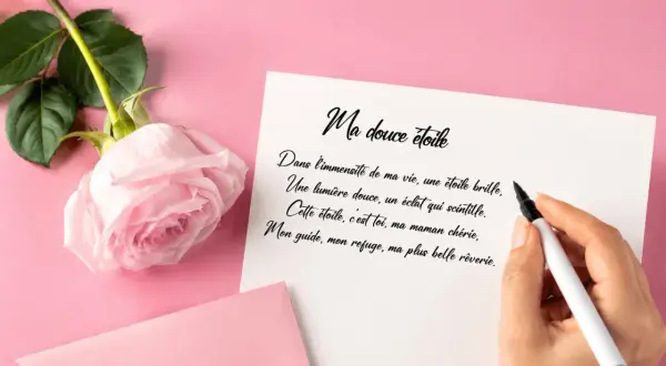 Une rose rose pâle et une carte avec un poème pour dire "bonne fête maman".