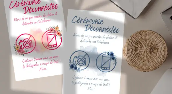 Deux affiches "Cérémonie Déconnectée" demandent de ne pas prendre de photos et d'éteindre les téléphones. Elles invitent à profiter de l'instant présent.