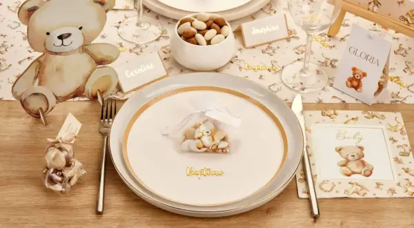 Décoration de table pour baptême avec des oursons et des dragées, symbolisant la douceur et la tradition.