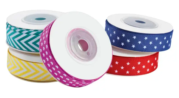 Rouleaux de rubans colorés : turquoise à chevrons, jaune à chevrons, rose à pois, bleu et rouge à étoiles. Parfaits pour décorer des cadeaux ou créer des serpentins festifs.