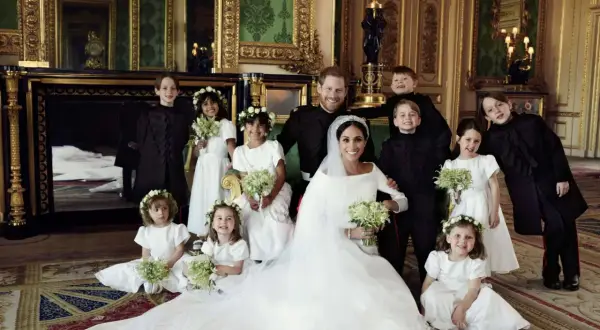 Le couple royal Harry et Meghan, entouré d'enfants d'honneur, pose pour une photo de famille lors de leur mariage.