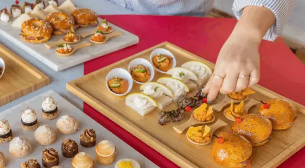 Plateau de mini-burgers et amuse-bouches variés, une belle fête retraite idée.