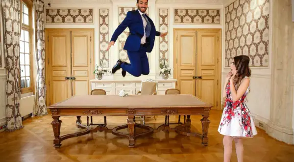 Un marié saute de joie dans la salle de la mairie, sa future épouse le regarde avec surprise. Le dossier mariage mairie est prêt !