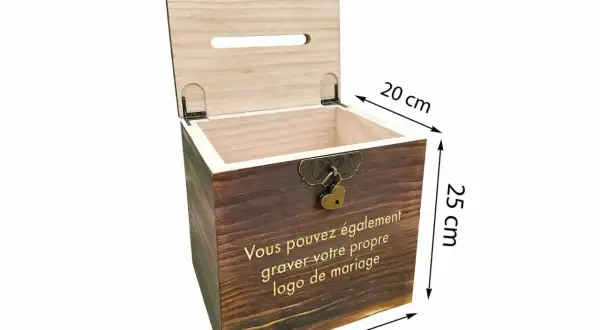 Urne bois personnalisée, idéale pour un mariage. Ses dimensions sont 25x20x25 cm. Elle est ornée d'une inscription dorée.