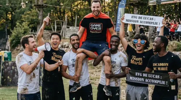 Des amis célèbrent la réussite d'un enterrement de vie de garçon. Le marié, en cape de super-héros, est porté par ses amis. Mission accomplie !