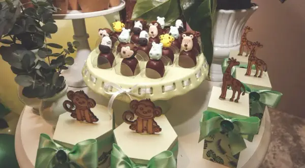 Délicieux bonbons animaux pour une animation baptême sur le thème de la jungle. Singes, zèbres et girafes en chocolat.