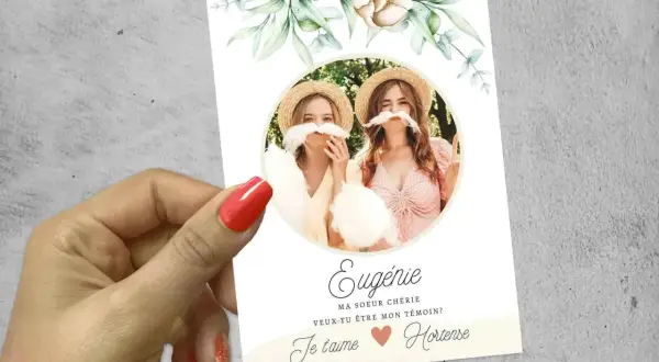 Carte "texte demande témoin mariage originale" avec deux jeunes femmes portant des moustaches en barbe à papa. Eugénie demande à Hortense d'être sa témoin.