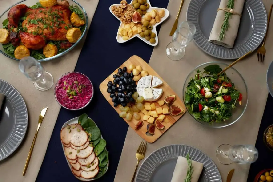 Un festin pour une communion : poulet rôti, plateau de fromages, salade fraîche, crudités et charcuterie. Une belle idée repas communion pour 20 personnes.