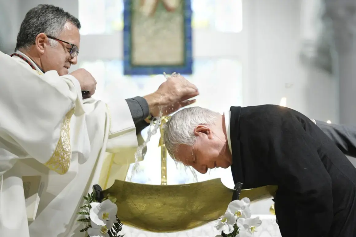 Un prêtre en robe blanche verse de l'eau sur la tête d'un homme penché dans une vasque dorée, un moment sacré qui peut baptiser.