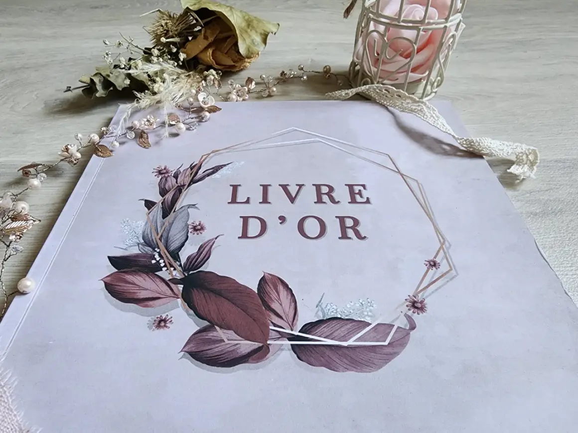 Un livre d'or original, orné de feuillages et de perles, prêt à recueillir les plus beaux souvenirs.