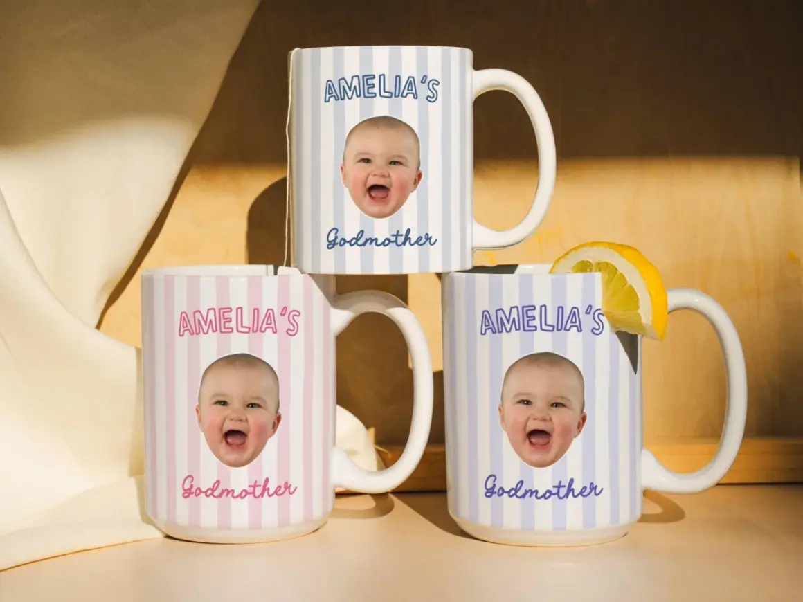 Trois tasses personnalisées avec la photo d'un bébé souriant, destinées à une parrain et une marraine.