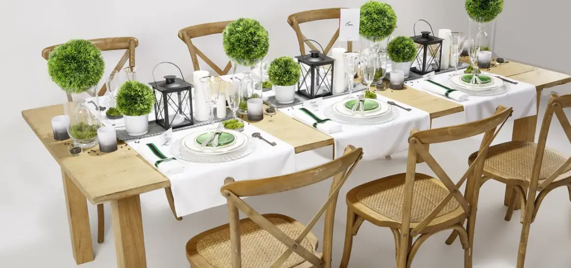Une table dressée avec élégance pour la préparation au baptême. Boules de verdure, lanternes et vaisselle fine créent une ambiance champêtre chic.