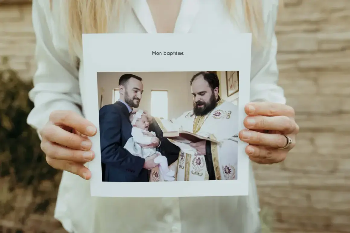 Carte "Mon baptême" : un père présente son bébé à un prêtre. Jolis textes pour baptême parents.