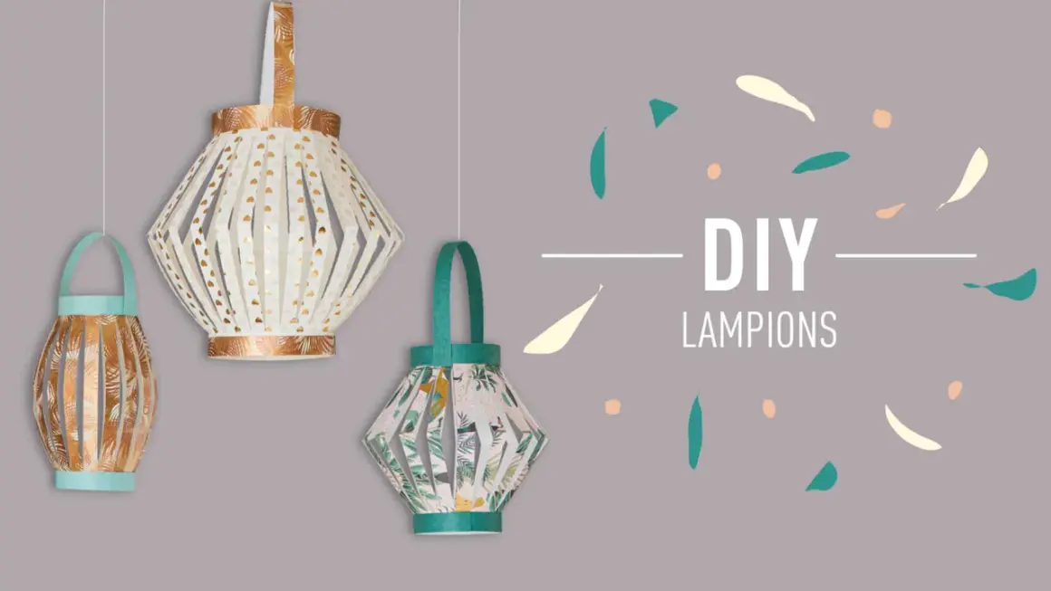 Trois lanternes en papier suspendues, décorées de motifs dorés et tropicaux.