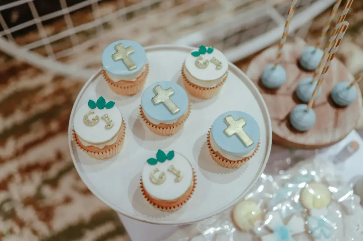 Délicieux cupcakes et cake pops pour une idée apéro baptême pas cher. Décorés de croix dorées et de lettres, parfaits pour célébrer.