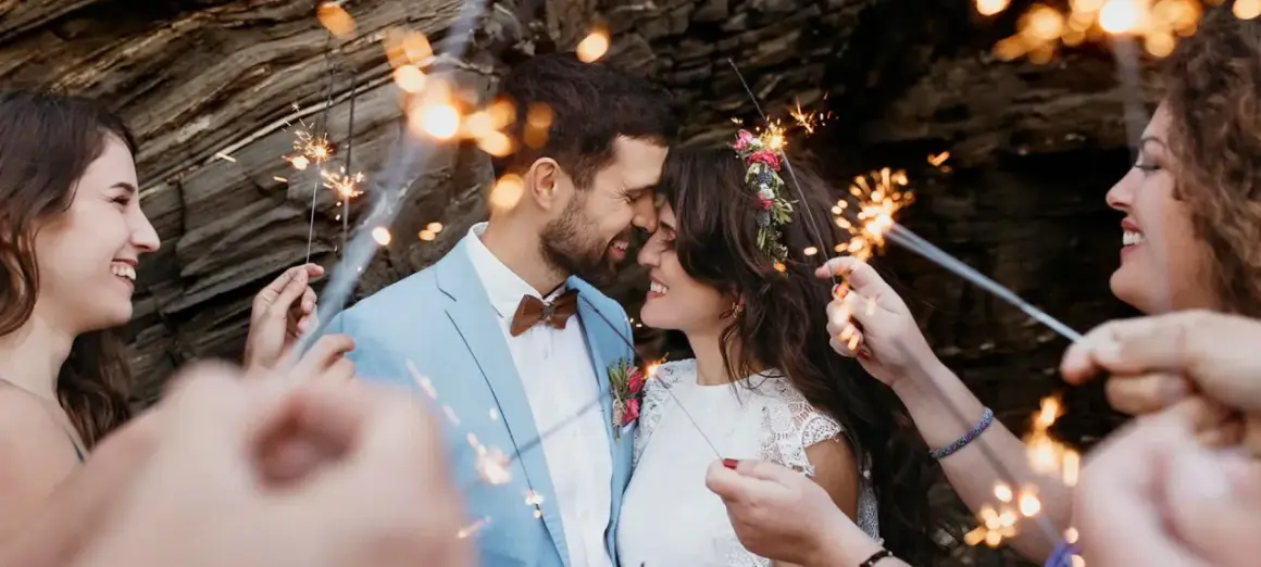 Un couple s'embrasse tendrement, entouré de feux de Bengale. Une **cérémonie laïque originale** pleine de joie et d'amour.
