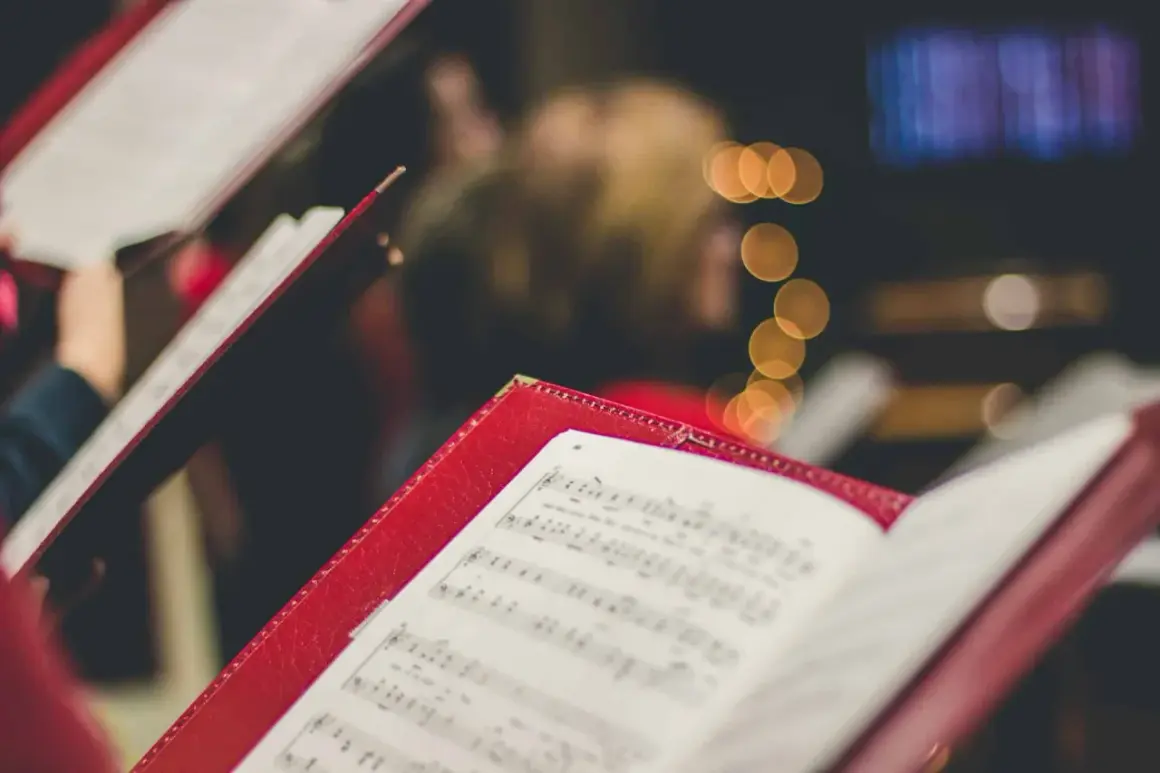 Partition de musique dans un livre rouge, prête pour la musique d'entrée d'un mariage à l'église.