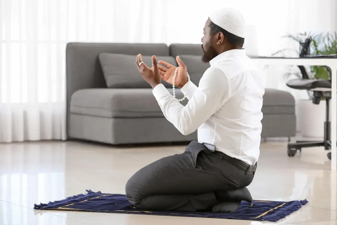 Homme en prière, tenant un chapelet, une invocation pour la circoncision dans l'islam.