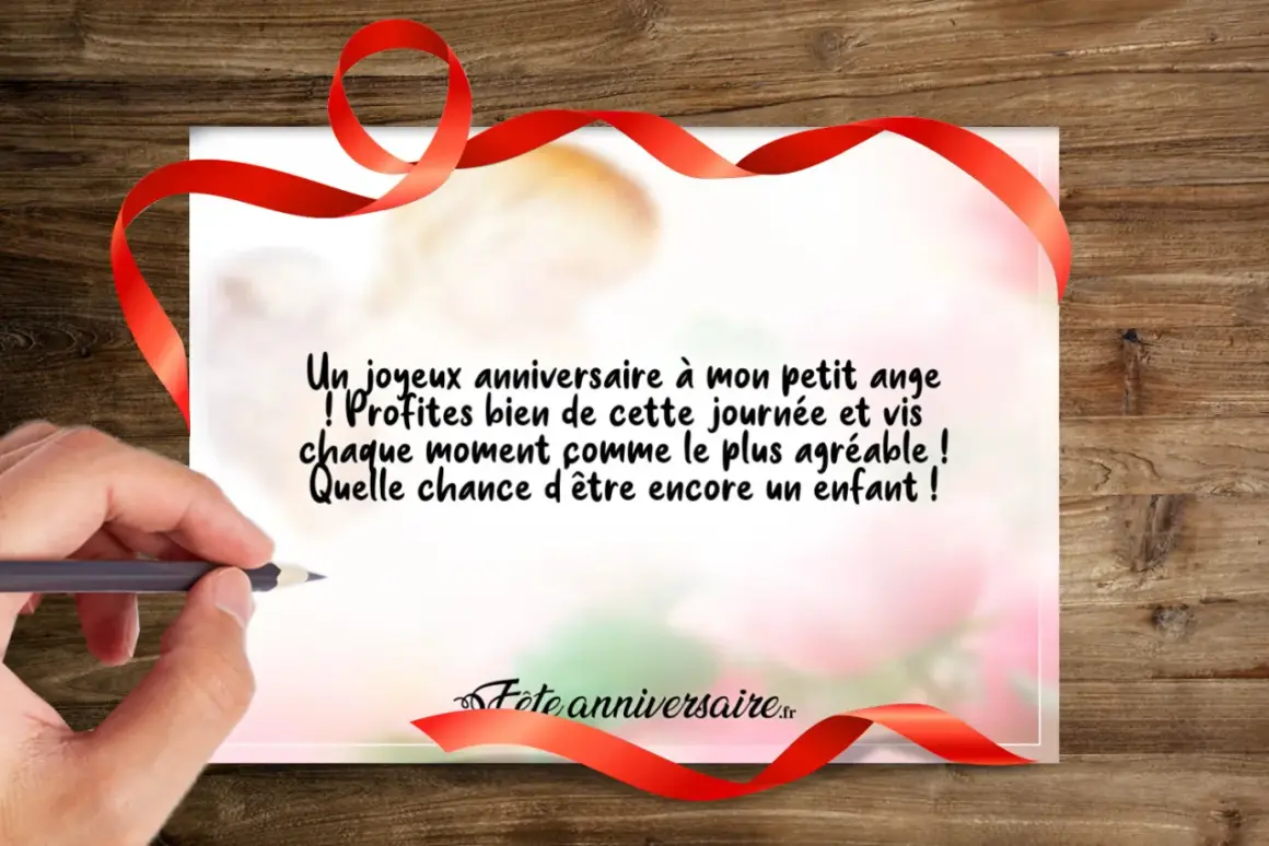 Un poème d'anniversaire pour un petit ange, écrit avec un crayon sur un fond doux. Un souhait de profiter de chaque instant.