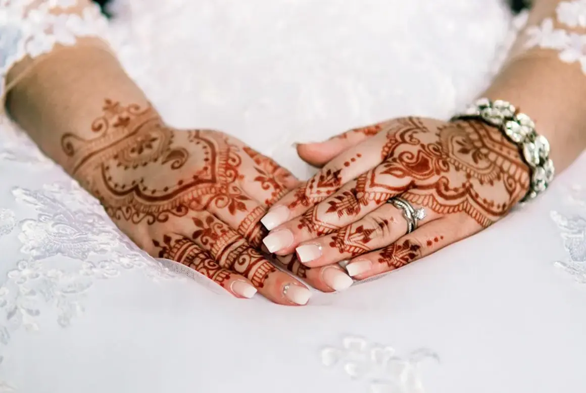 Mains ornées de henné, un art traditionnel pour célébrer la beauté, peut-être pour un mariage ou un événement islamique.