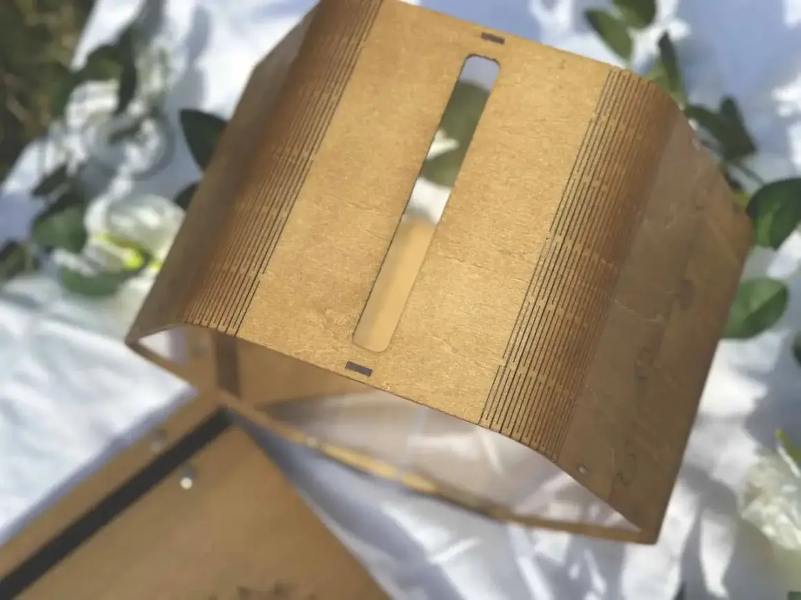 Urne plexiglass mariage en bois gravé, avec une fente pour les vœux. Parfait pour une décoration champêtre.