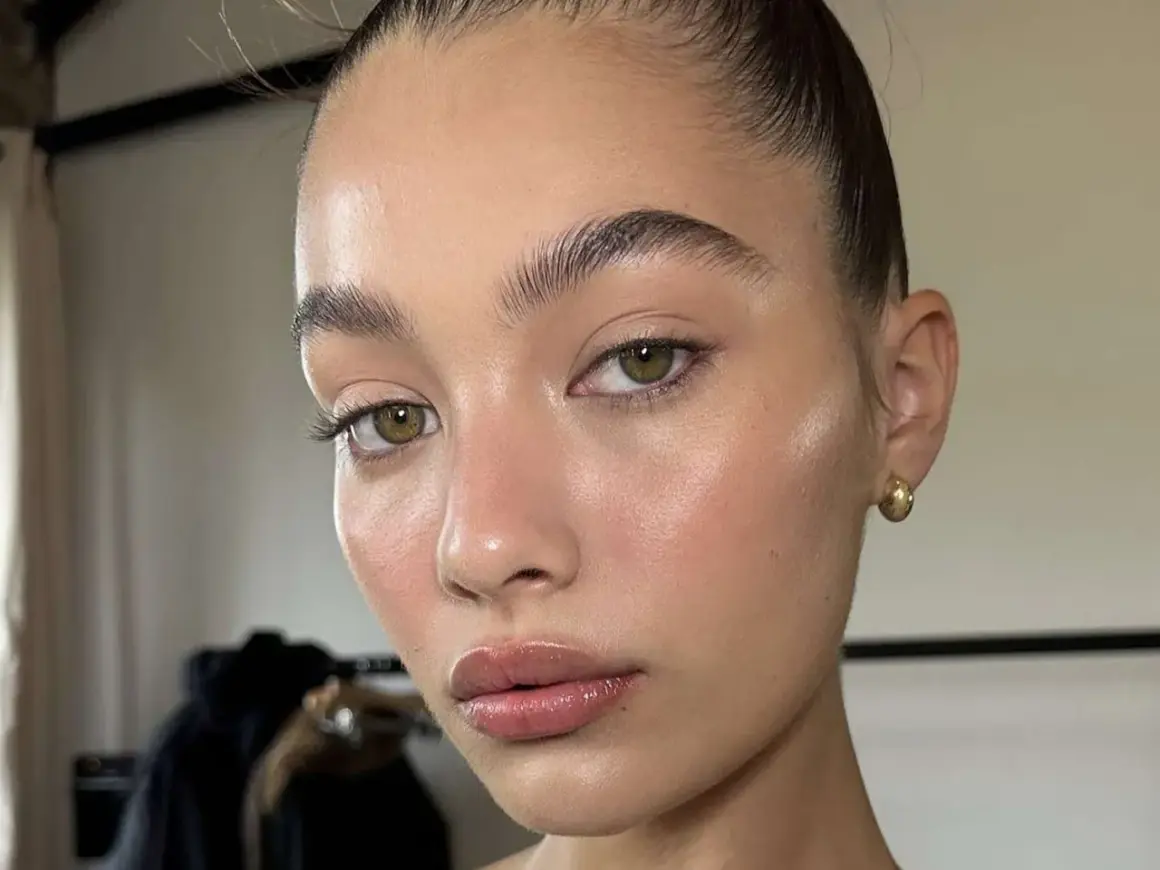 Maquillage naturel pour un mariage nude : peau lumineuse, sourcils brossés, lèvres douces. Un look frais et élégant.