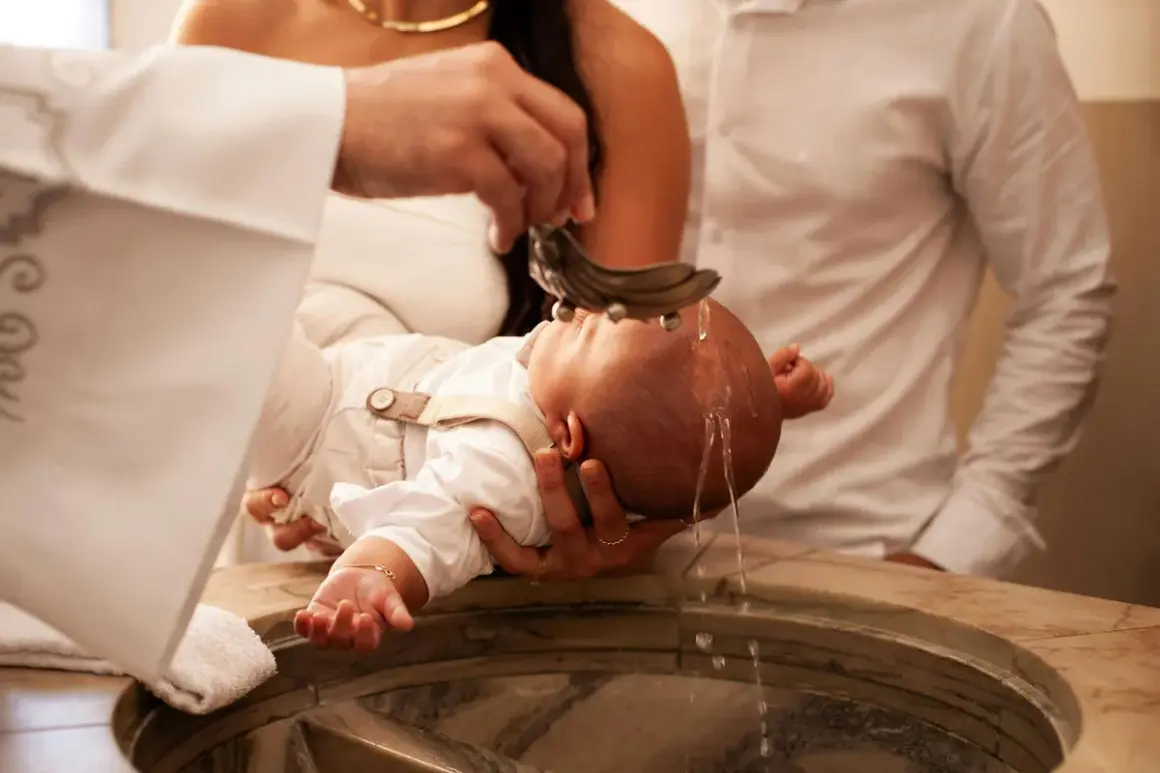 Cérémonie de baptême : un bébé reçoit de l'eau bénite sur la tête. Une famille est présente pour ce moment sacré.