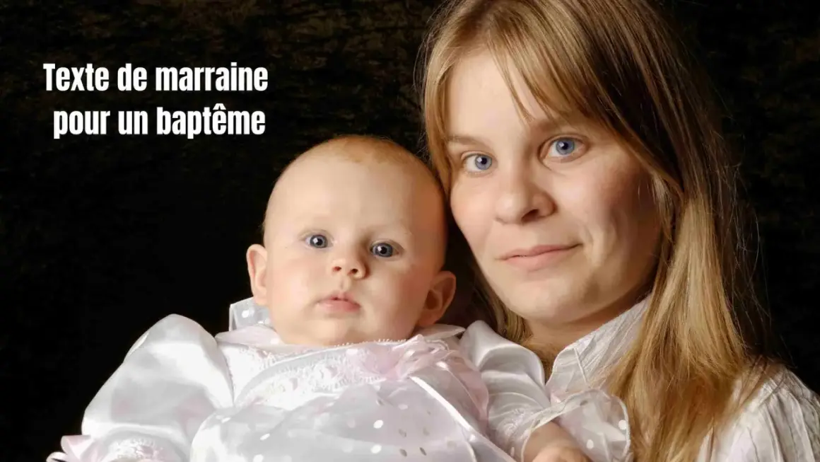 Texte de marraine pour un baptême : une jeune femme blonde tient un bébé en tenue de baptême.