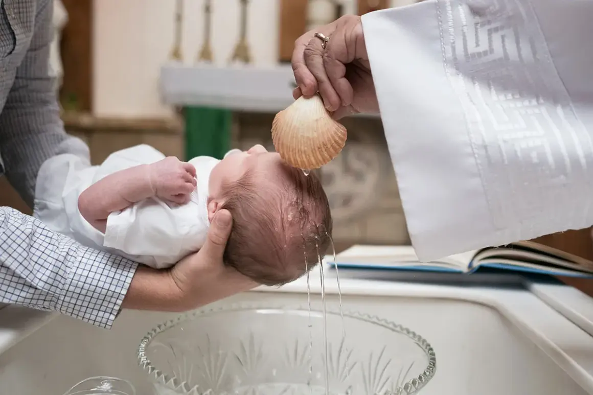 Cérémonie de baptême à l'église. L'eau bénite coule sur la tête du bébé, un moment sacré qui marque le début de sa vie spirituelle. La durée de ce baptême est courte mais pleine de sens.
