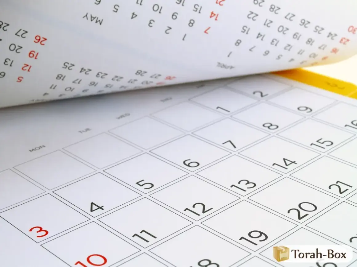 Un calendrier ouvert montre les mois d'avril et mai. Le déroulement de la circoncision juive est une étape importante.