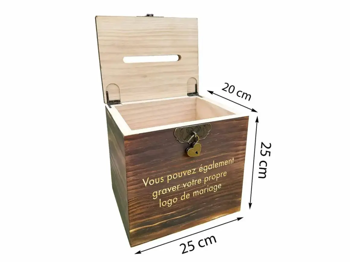 Urne bois personnalisée, idéale pour un mariage. Ses dimensions sont 25x20x25 cm. Elle est ornée d'une inscription dorée.