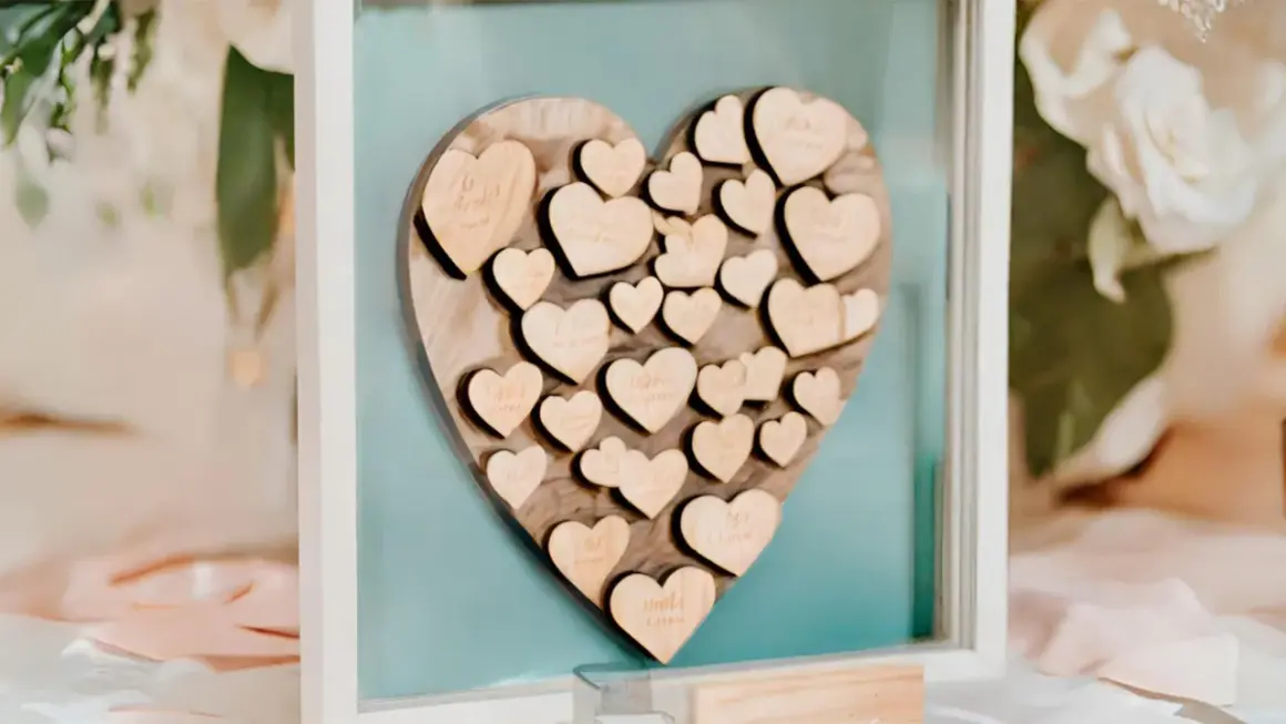 Livre d'or mariage coeur en bois, rempli de petits cœurs gravés de noms, un souvenir précieux des vœux échangés.