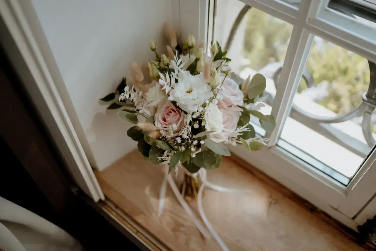 Fleurs pour un mariage - le guide selon la saison et le budget