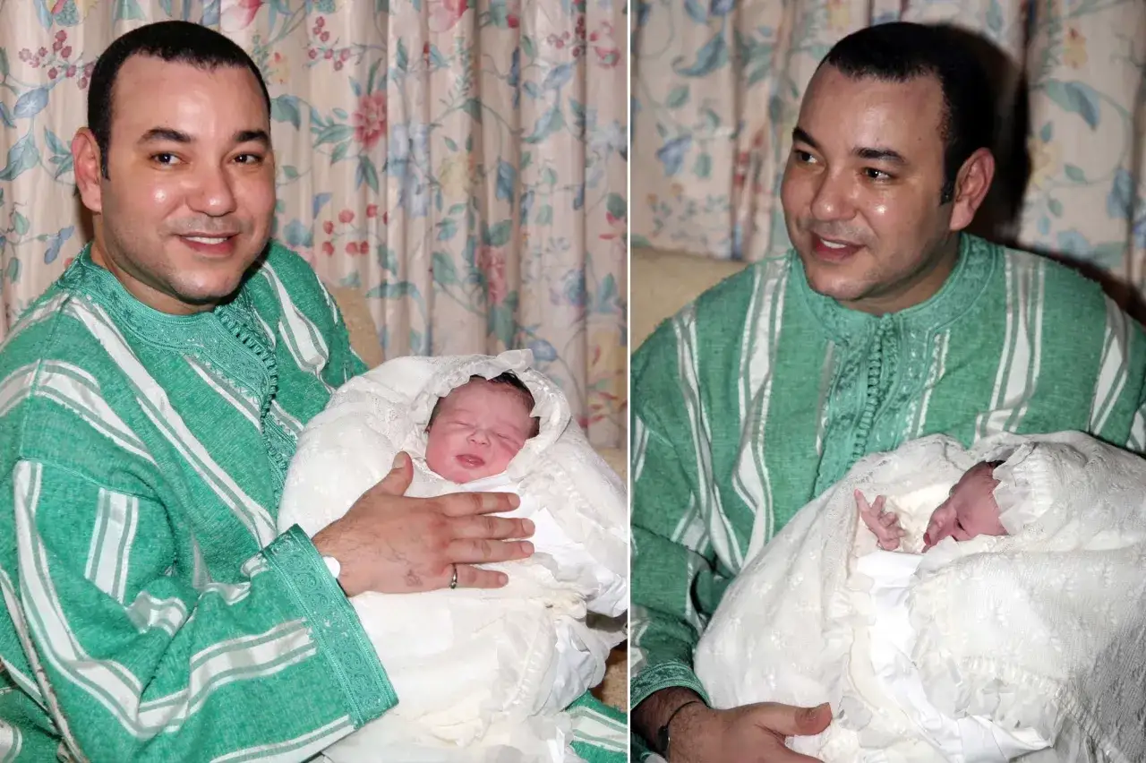 Un homme en djellaba verte tient un nouveau-né emmailloté dans une couverture blanche. C'est un moment de joie pour ce baptême marocain.
