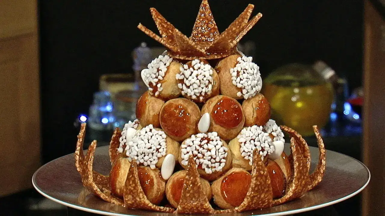 Magnifique pi&egrave;ce mont&eacute;e en choux, d&eacute;cor&eacute;e de sucre perl&eacute; et de caramel. On peut faire une pi&egrave;ce mont&eacute;e en choux la veille pour un &eacute;v&eacute;nement.