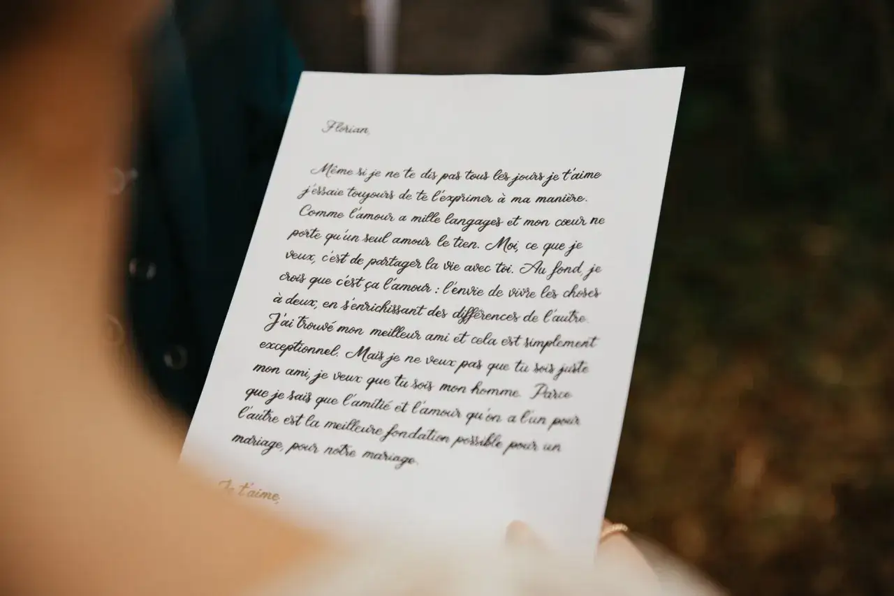 Texte officiant cérémonie laïque : une lettre manuscrite adressée à Florian, exprimant un amour profond et la volonté de construire un mariage solide.