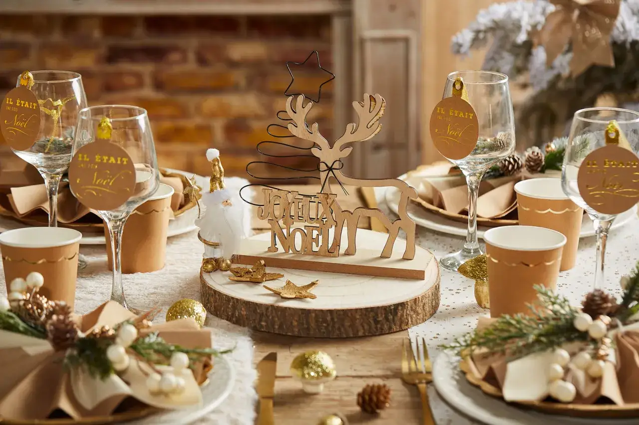 Décoration de table festive pour le réveillon du nouvel an : renne en bois, Père Noël, verres à pied ornés de