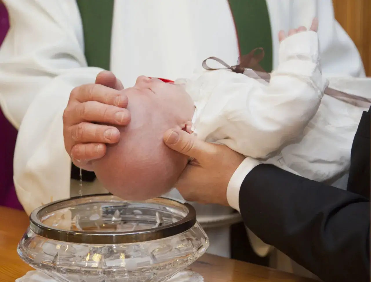 Bébé baptisé, une scène émouvante. Idéal pour trouver de jolis textes pour baptême parents.