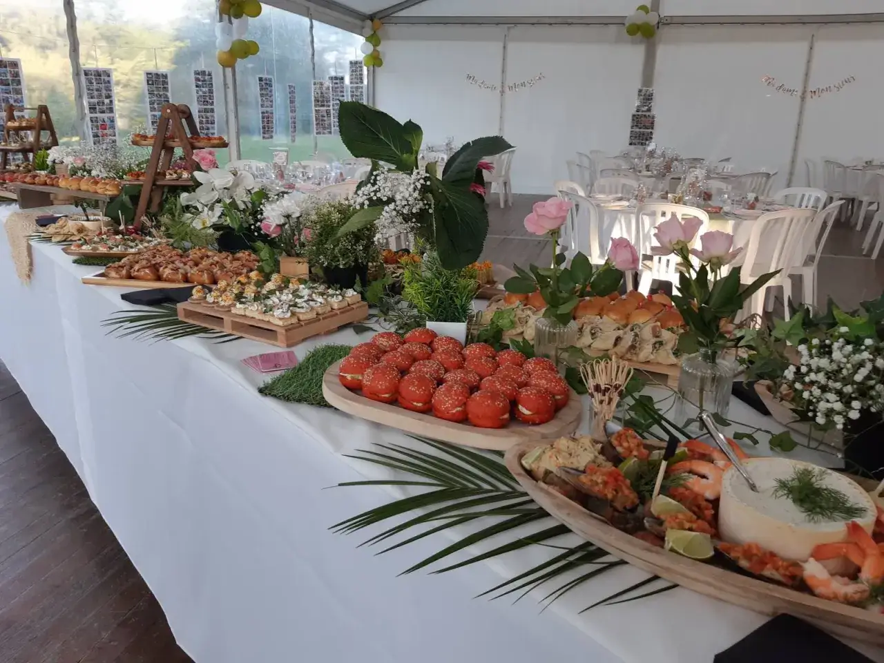 Buffet de mariage avec mini-burgers, verrines et fruits de mer. Des prestations culinaires élégantes pour célébrer votre union.