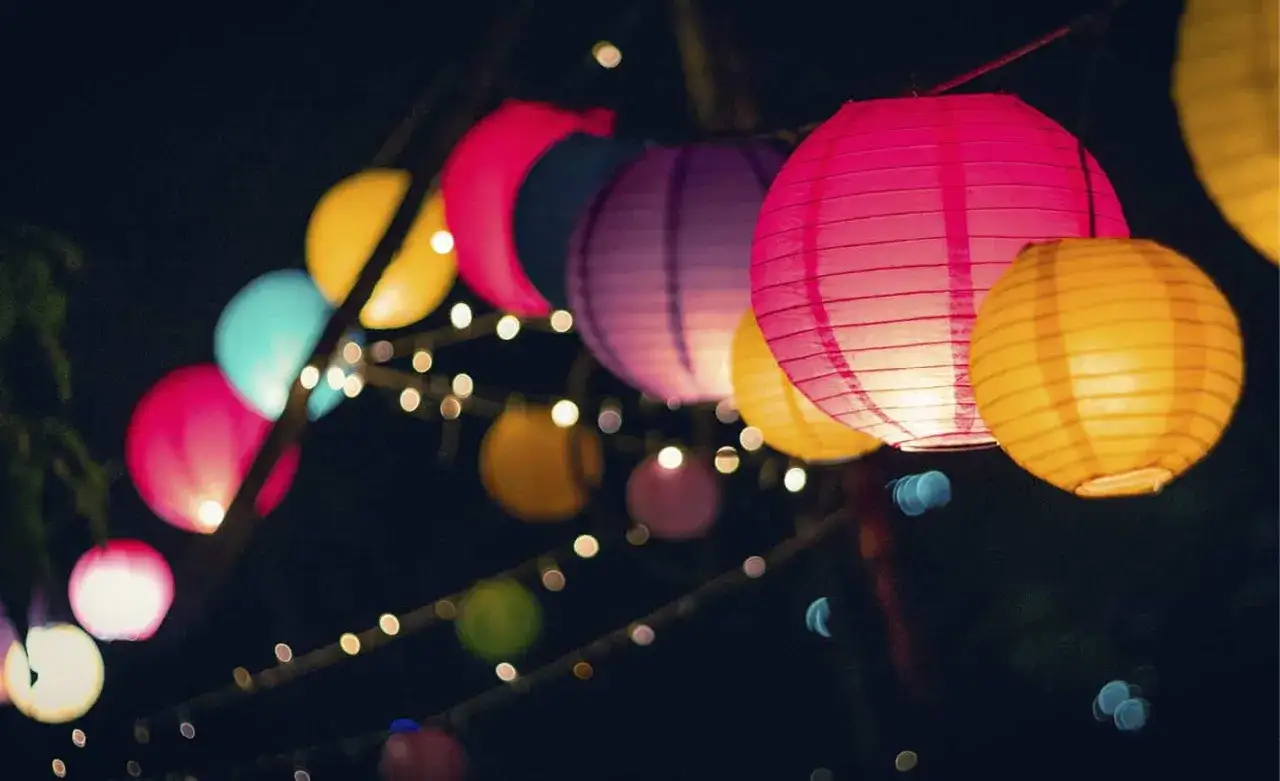Des lanternes en papier color&eacute;es, parfaites pour fabriquer une lanterne en papier festive, illuminent la nuit.