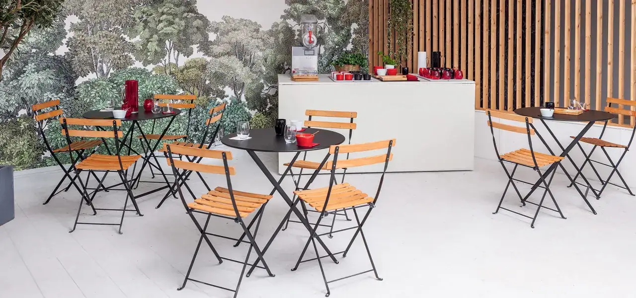 Ambiance bistrot avec tables et chaises pliantes, id&eacute;ale pour une f&ecirc;te retraite id&eacute;e.