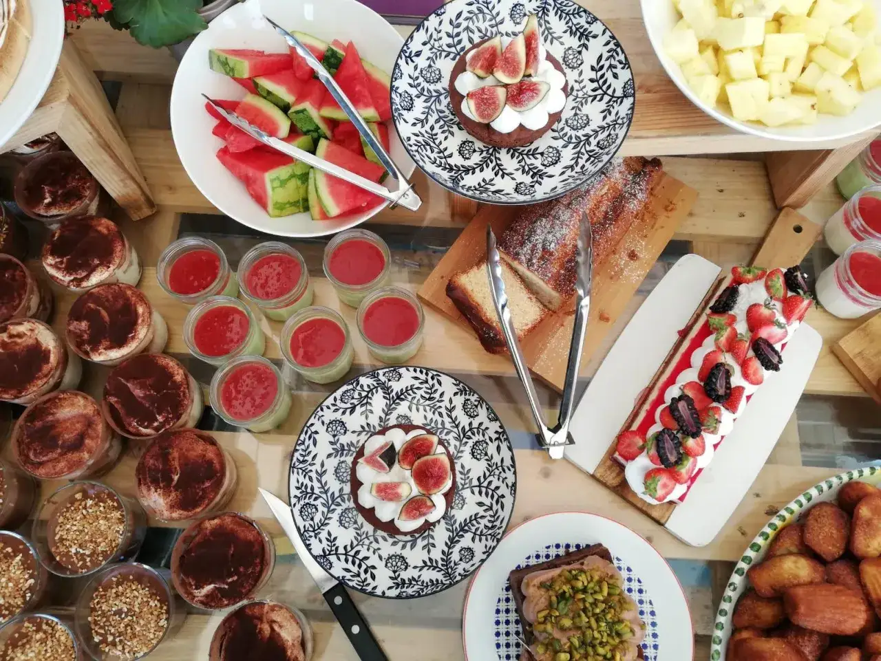 Un buffet gourmand pour la fete du 1er janvier : tartes aux figues, roulé aux fruits rouges, verrines, fruits frais et pâtisseries.