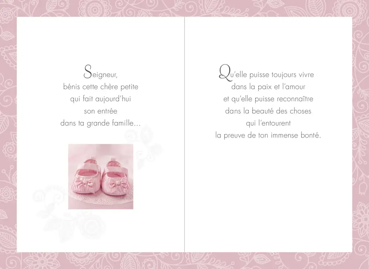 Une carte de baptême avec des chaussons roses et une prière.