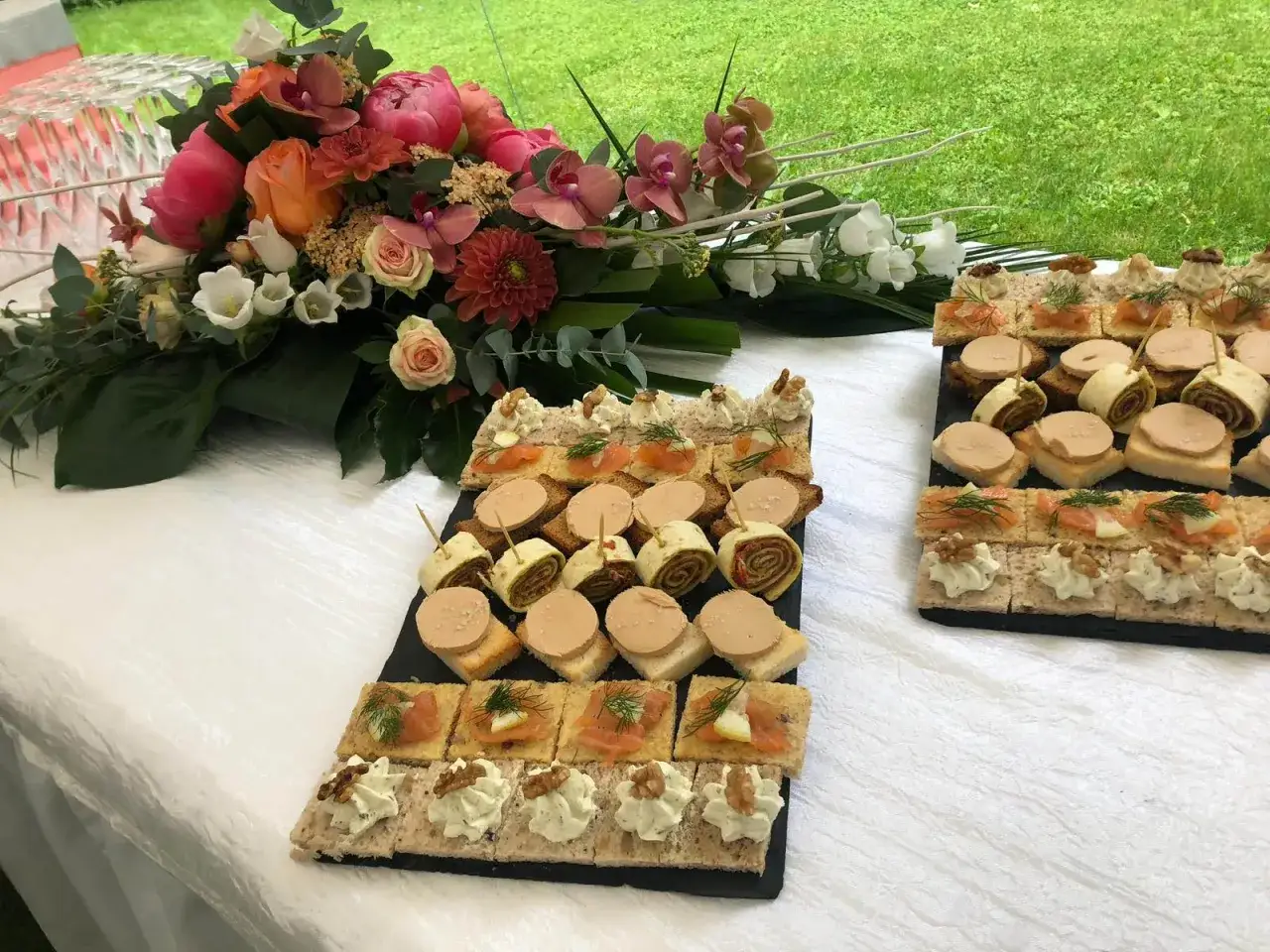 Un buffet de petits fours variés, un délice pour célébrer la tradition mariage.