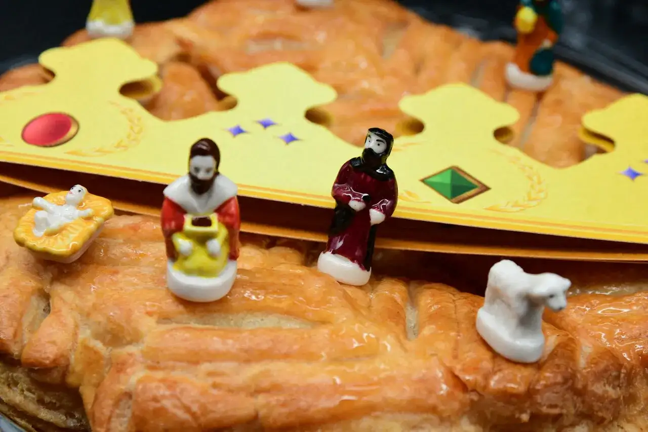 La galette des rois, symbole de qu'est ce que l'épiphanie, ornée de figurines représentant la nativité et des rois mages.