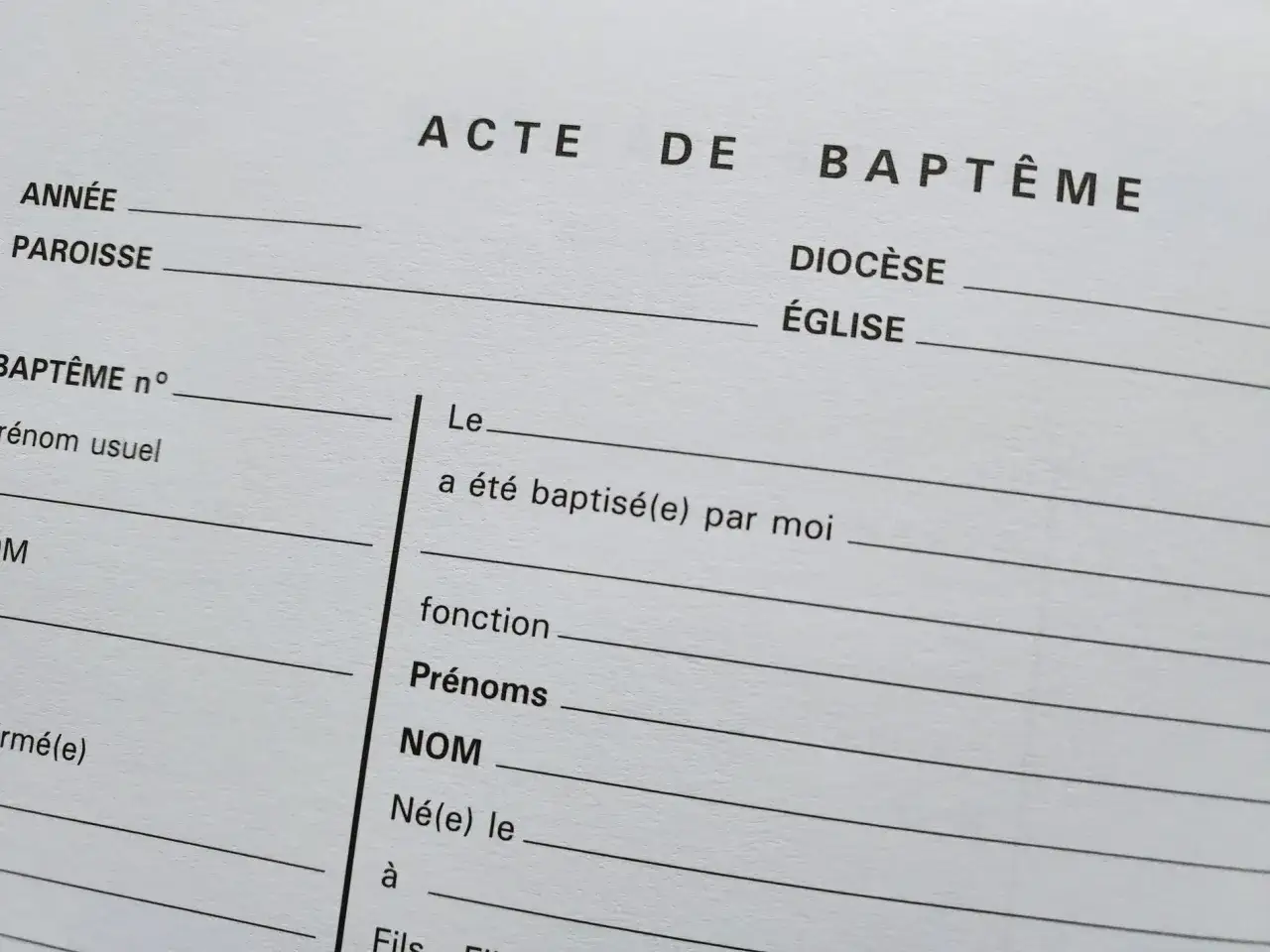 Extrait d'un acte de baptême, avec des champs à remplir pour l'année, la paroisse, le nom et les prénoms.